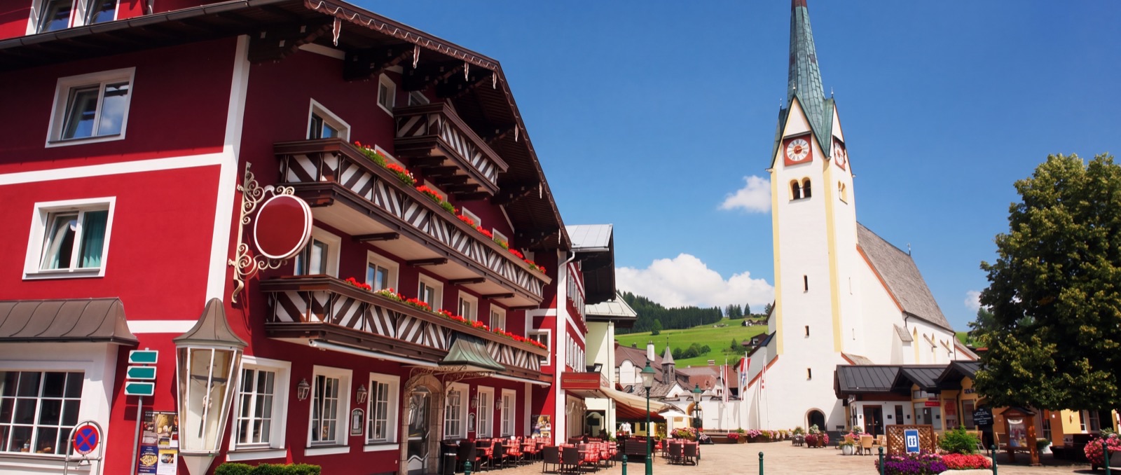 Ortsmitte von Abtenau im Salzburger Land mit Kirche und Gasthaus