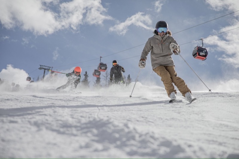 Skifahrer auf einer Piste im Südtiroler Ahrntal